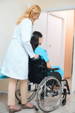doğum uzmanı jinekolog binme genç hamile kadın doğum Hastanesi'nde tekerlekli sandalye