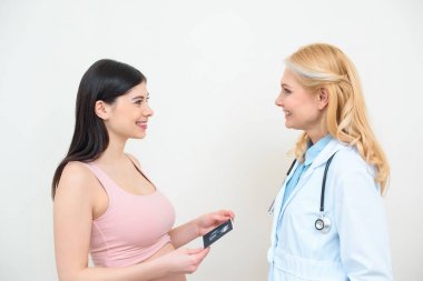 mutlu doğum uzmanı jinekolog ve ultrason ile hamile kadın resmi taramak