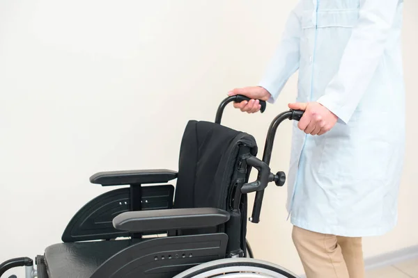 Cropped Shot Female Doctor Wheelchair White — Stock Photo, Image