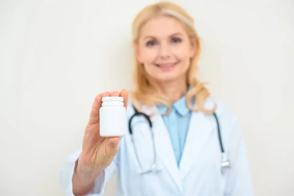 Nahaufnahme Einer Ärztin Mit Einem Glas Pillen Auf Weiß — Stockfoto