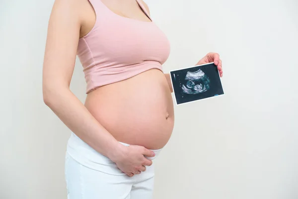 Recorte Imagen Mujer Embarazada Con Ecografía — Foto de Stock