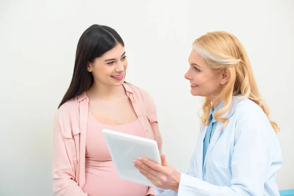 Ginecólogo Obstetra Madura Mujer Embarazada Usando Tableta Juntos —  Fotos de Stock