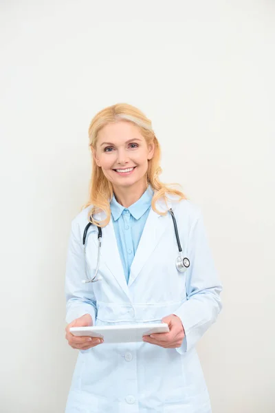 デジタル タブレットの白地と成熟した女性医師 — ストック写真