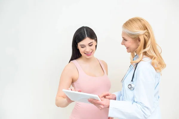 Lächelnder Gynäkologe Und Schwangere Frau Verwenden Gemeinsam Tablette — Stockfoto