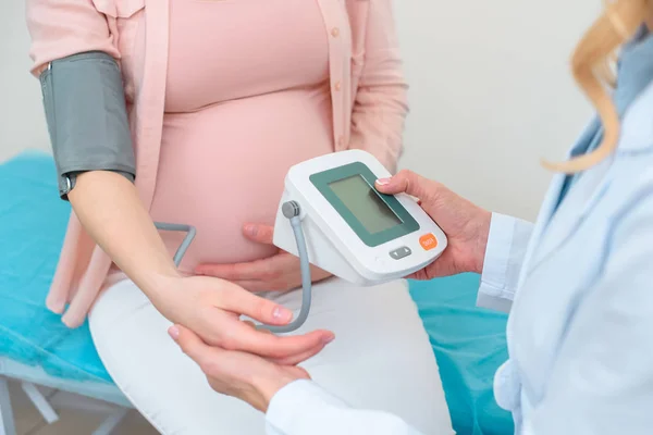 Tiro Cortado Ginecologista Obstetra Medindo Pressão Arterial Mulher Grávida Clínica — Fotografia de Stock