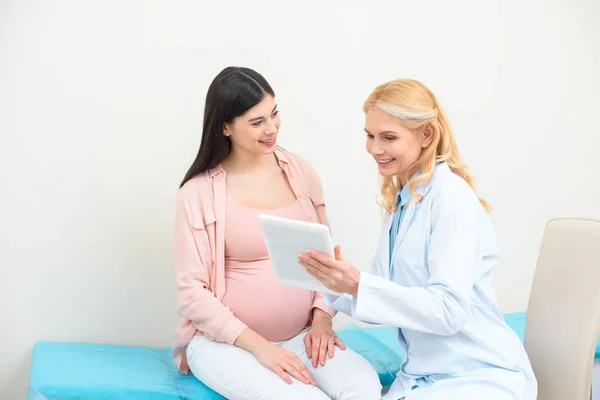 Porodník Gynekolog Těhotná Žena Společně Pomocí Tabletu — Stock fotografie