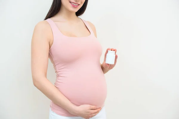 Tiro Recortado Mujer Embarazada Sosteniendo Frasco Píldoras Blanco — Foto de Stock