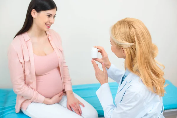 Obstetra Madura Ginecologista Mostrando Frasco Pílulas Para Mulher Grávida — Fotografia de Stock