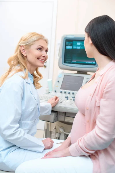 Ginecólogo Obstetra Mostrando Equipo Ultrasónico Mujer Embarazada — Foto de Stock