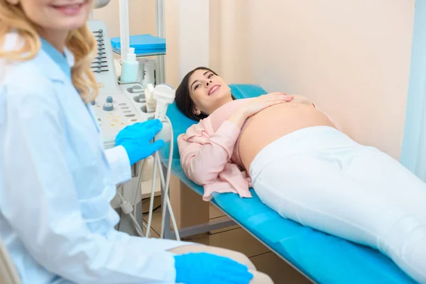 Ginecologista Obstetra Mulher Grávida Consultório Ultrassonografia — Fotografia de Stock