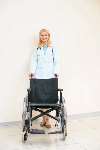Ενήλικη Γυναίκα Γιατρός Αναπηρική Καρέκλα Που Βλέπουν Φωτογραφικών Μηχανών — Δωρεάν Φωτογραφία