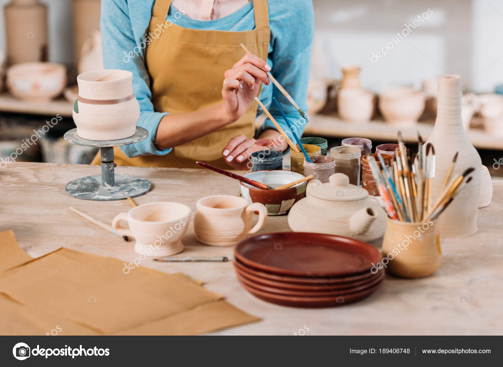 Vue Recadrée Potier Dans Tablier Peinture Vaisselle Céramique Dans  L'atelier image libre de droit par IgorVetushko © #189406748