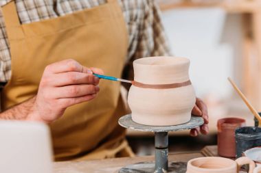 potter Boyama seramik sürahi görünümü kırpılmış  