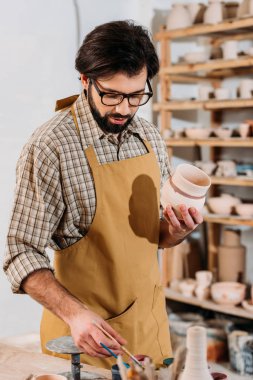 erkek potter boyama geleneksel seramik dishware atölye