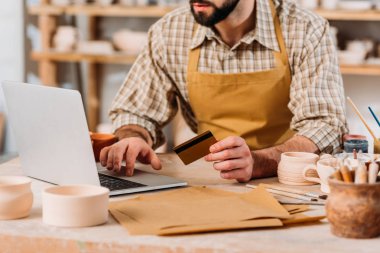 in laptop ve atölye kredi kartı ile alışveriş online çömlekçi kırpılmış görünümü