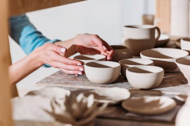potter seramik kaseler ile görünümünü atölye raflarda kırpılmış