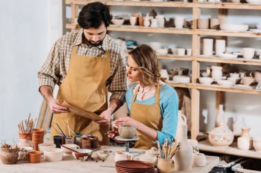 potters kağıtları, seramik, ile birkaç resim yapıyor ve atölyede fırçalar