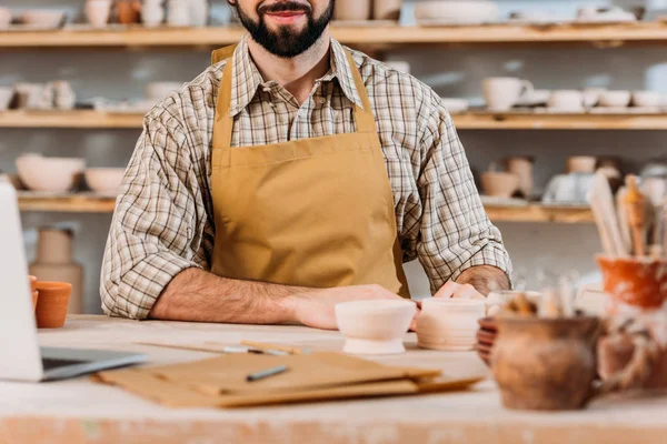 Vista Ritagliata Dell Uomo Grembiule Laboratorio Ceramica — Foto Stock