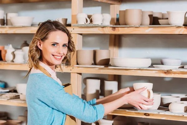 Beautiful Smiling Potter Ceramic Dishware Shelves Workshop — Stock Photo, Image
