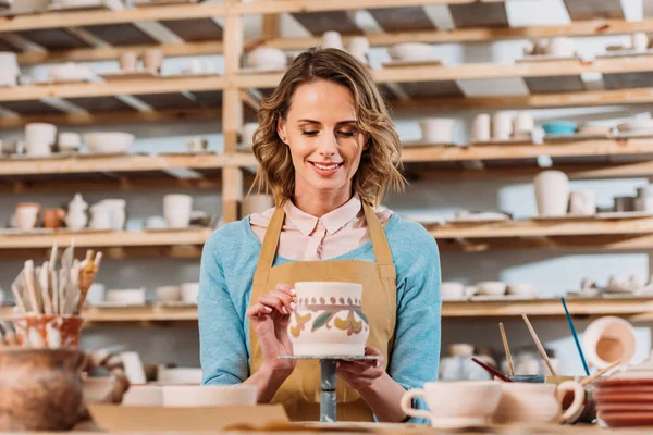 Feliz Mujer Alfarero Pintura Tradicional Jarra Cerámica Taller — Foto de Stock