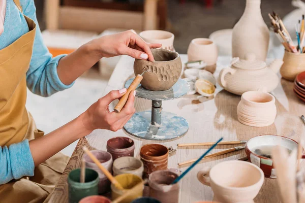 Bijgesneden Beeld Van Vrouwelijke Potter Decoreren Van Keramische Kom Werkplaats — Stockfoto