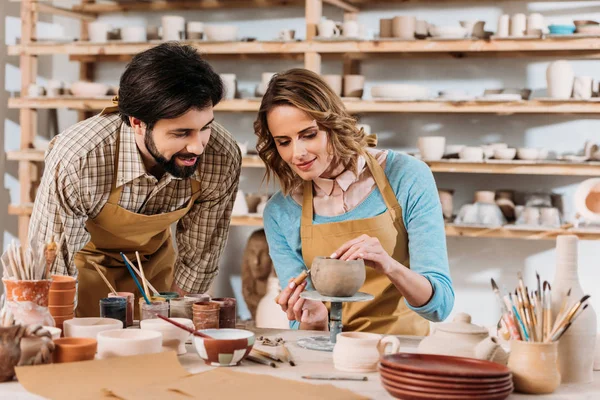 potters atölyesinde seramik kase dekorasyon birkaç