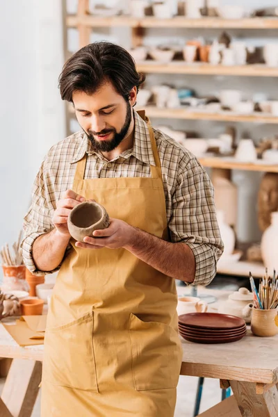 Volwassen Man Die Keramische Kom Pottenbakkerij — Stockfoto