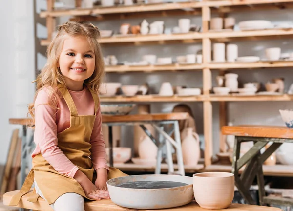 Criança Sorrindo Loira Aula Cerâmica — Fotografia de Stock