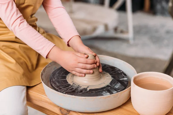 Cropped View Child Clay Learning Use Pottery Wheel — Stock Photo, Image