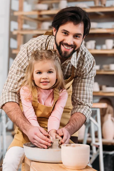 Adorable Daughter Father Using Pottery Wheel Workshop — Stock Photo, Image