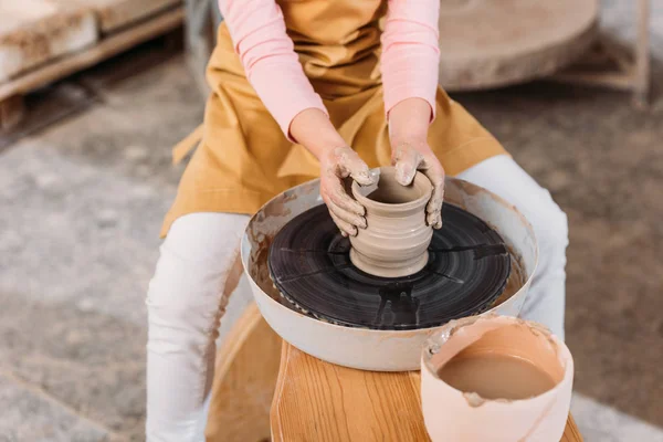 Cropped View Kid Making Ceramic Pot Pottery Wheel Workshop — Free Stock Photo