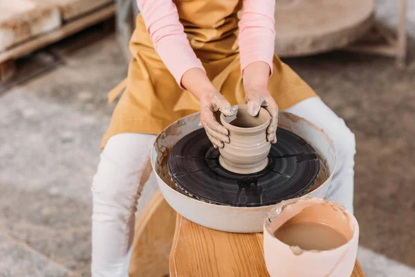 Vista Recortada Del Niño Haciendo Olla Cerámica Rueda Cerámica Taller — Foto de stock gratis