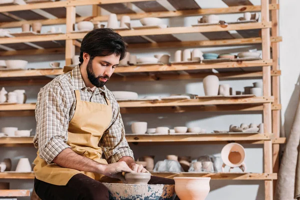 ひげを生やした男の陶器のワーク ショップで陶器のホイールに陶磁器の鍋を作る — ストック写真