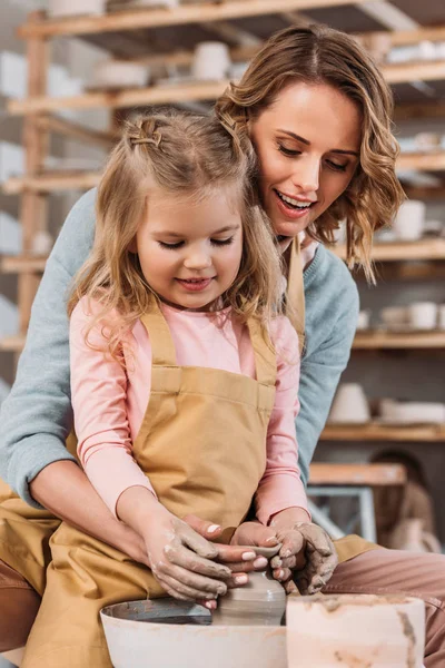 Happy Mother Daughter Making Ceramic Pot Pottery Workshop — Stock Photo, Image