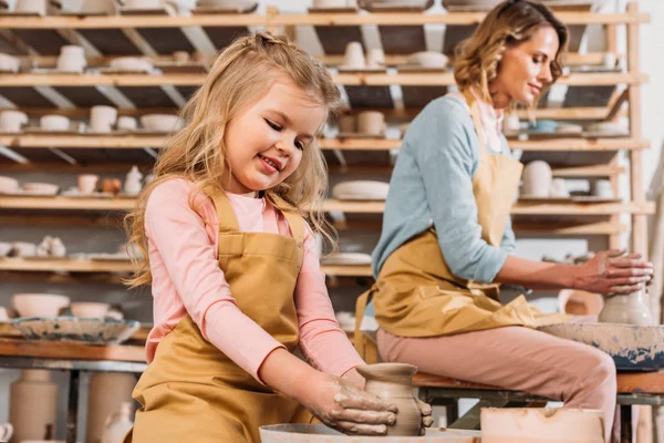 Mulher Criança Fazendo Vasos Cerâmica Rodas Cerâmica Oficina — Fotografia de Stock