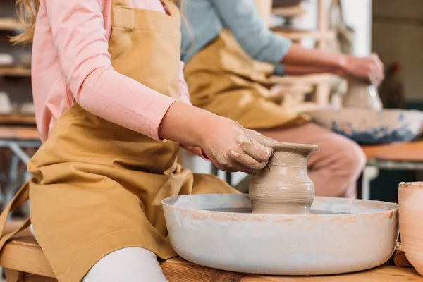 Vue Recadrée Enseignant Enfant Faisant Des Pots Céramique Sur Des — Photo