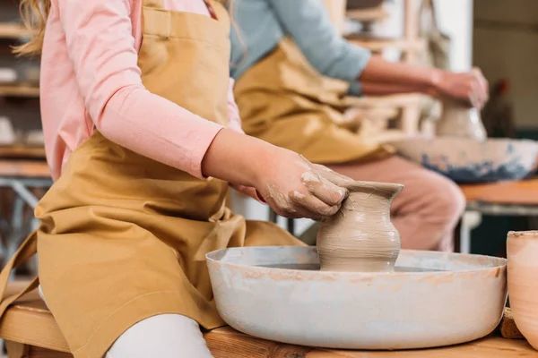 Bijgesneden Weergave Van Leraar Kind Maken Van Keramische Potten Aardewerk — Stockfoto