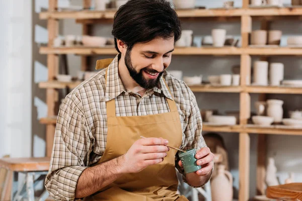 Sonriente Alfarero Macho Sosteniendo Pintura Pincel Taller — Foto de Stock