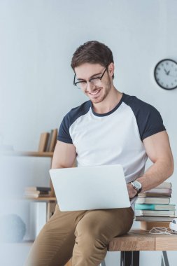 dizüstü bilgisayar kullanımı ve öğrenimi gülümseyen öğrenci