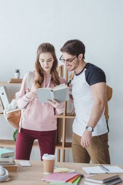 birlikte kitap okuyan genç öğrenciler