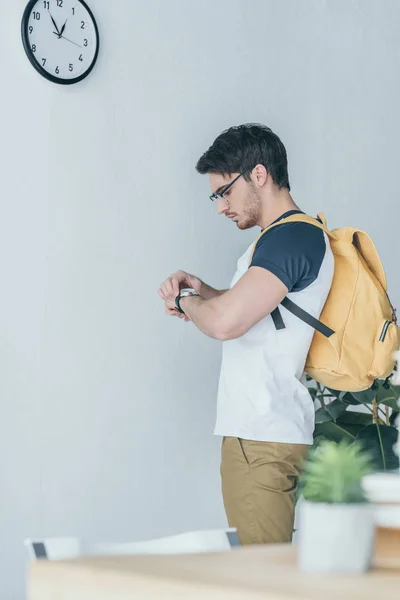 Knappe Mannelijke Student Met Rugzak Horloge Kijken — Stockfoto