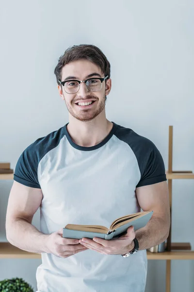 Glada Stilig Student Innehav Bok — Stockfoto