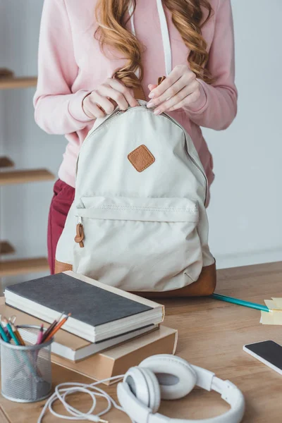 Vista Ritagliata Studentessa Con Zaino Cuffie Libri Sul Tavolo — Foto Stock