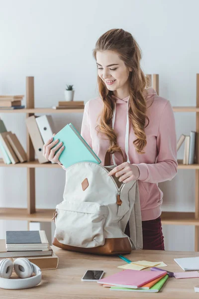 Atractiva Chica Sonriente Poner Libro Mochila — Foto de Stock