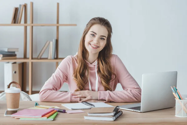Uśmiechający Się Kobiet Student Siedzi Przy Stole Laptopa Notesy — Zdjęcie stockowe