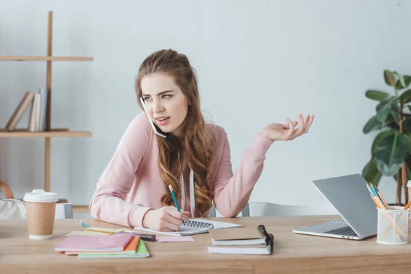 Atractiva Estudiante Que Estudia Utiliza Dispositivos Digitales —  Fotos de Stock