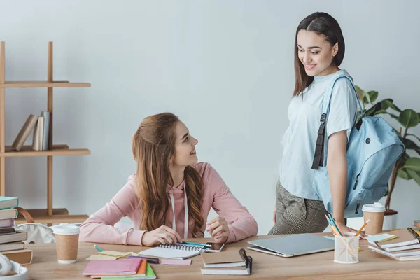 Meninas Multiétnicas Estudando Mesa Com Livros Laptop — Fotografia de Stock