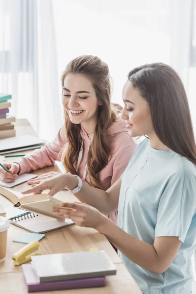 Filles Multiethniques Étudient Ensemble Lisent Dans Des Livres — Photo