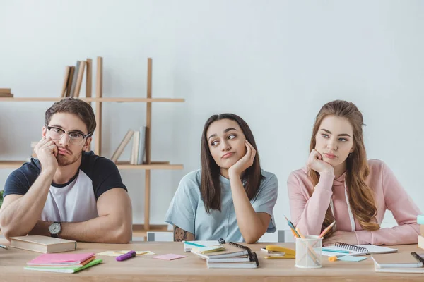 Estudantes Multiculturais Entediados Sentados Mesa Com Livros — Fotografia de Stock