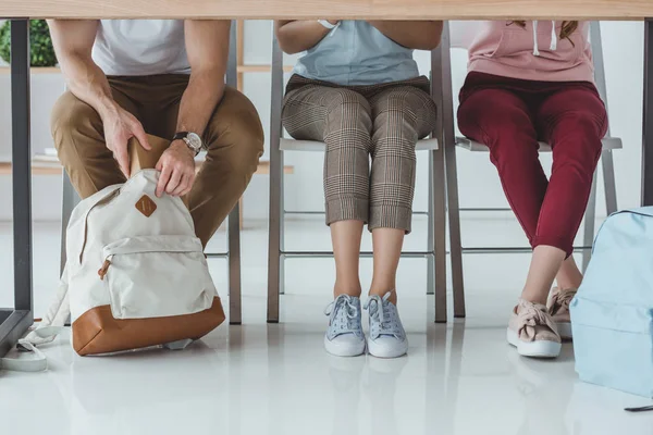 Обрізаний Вид Студентів Які Сидять Столом Рюкзаками — стокове фото